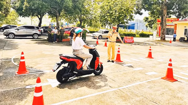 Người học sẽ thực hành trên sa hình hoặc trên các tuyến đường dưới sự hướng dẫn của lực lượng CSGT.