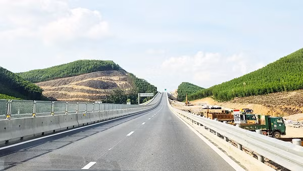 Các dự án đầu tư công quy mô lớn giúp tháo gỡ các điểm nghẽn về giao thông. Ảnh: BẮC SƠN