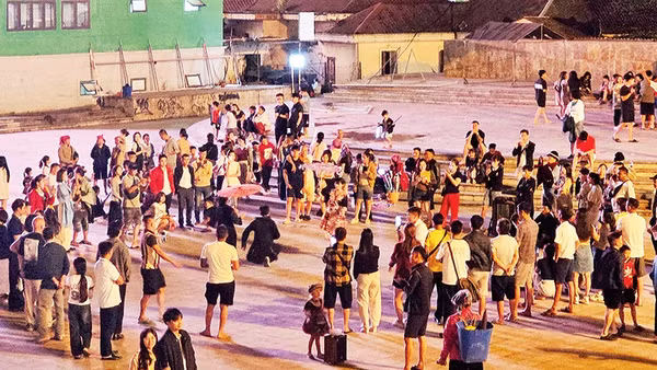 Những tiết mục biểu diễn đặc sắc văn hóa bản địa thu hút đông đảo du khách.