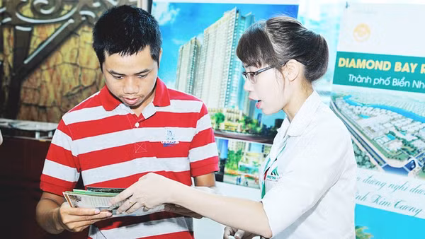 Nhân viên ngân hàng tư vấn người tiêu dùng vay tiền mua nhà. Ảnh: NAM ANH