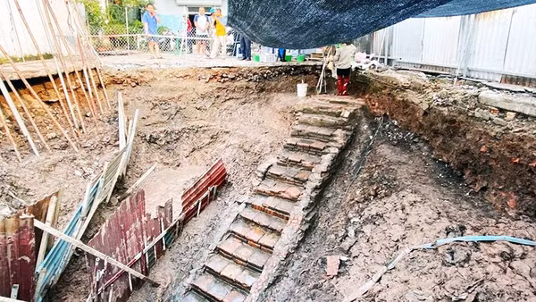 Toàn bộ cầu giếng đã xuất lộ.