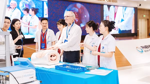 GS Jan Deprest hướng dẫn thực hành trên mô hình bào thai.