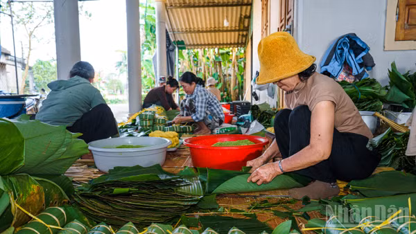 Đi từ đầu làng đến cuối xóm ở Đại An Khê, những ngày này, đâu đâu cũng thấy bóng dáng người gói bánh, người chẻ lạt, vo nếp, nhóm lửa.