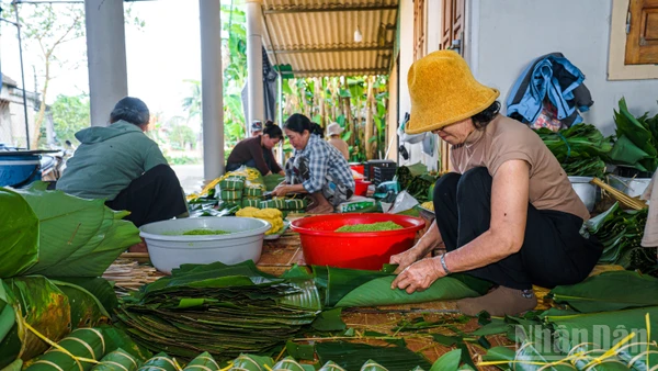 Đi từ đầu làng đến cuối xóm ở Đại An Khê, những ngày này, đâu đâu cũng thấy bóng dáng người gói bánh, người chẻ lạt, vo nếp, nhóm lửa.