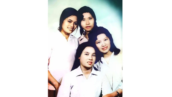 Bốn nữ nhà văn gặp nhau và chụp ảnh ở Đà Nẵng sau ngày giải phóng miền nam. Hàng trên từ trái qua: Vũ Thị Hồng, Bùi Thị Chiến; hàng dưới từ trái qua: Hà Phương, Trần Thị Thắng. Ảnh tư liệu phục chế mầu