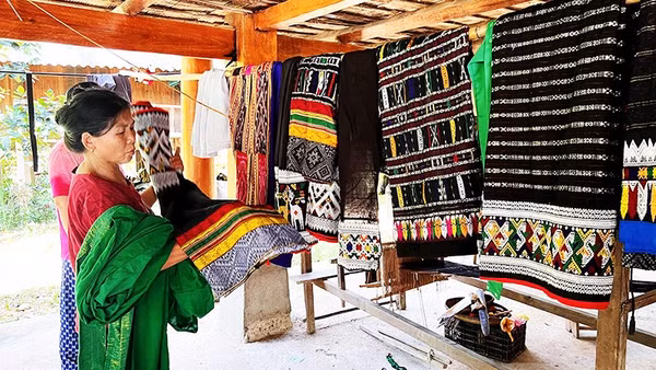 Giữ khung dệt, giữ hồn bản mường