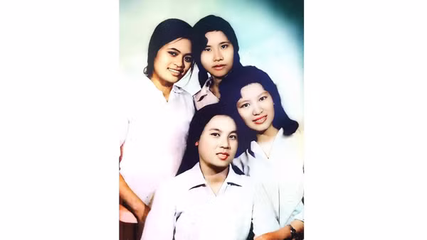 Bốn nữ nhà văn gặp nhau và chụp ảnh ở Đà Nẵng sau ngày giải phóng miền nam. Hàng trên từ trái qua: Vũ Thị Hồng, Bùi Thị Chiến; hàng dưới từ trái qua: Hà Phương, Trần Thị Thắng. Ảnh tư liệu phục chế mầu