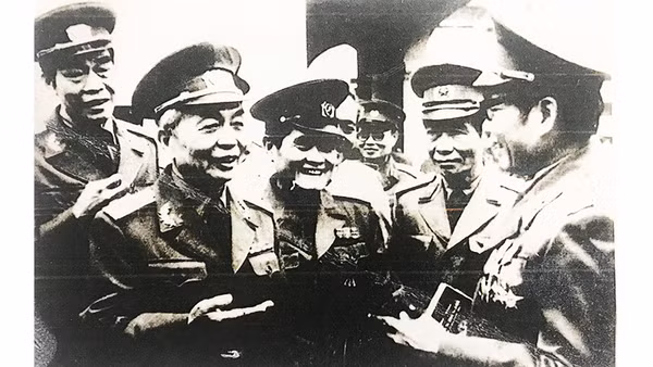 Hà Nội ngày 13/3/1984, Hội nghị khoa học lịch sử "30 năm Chiến thắng Điện Biên Phủ". Các đồng chí: Đại tướng Võ Nguyên Giáp (hàng đầu từ trái sang), Trung tướng Nam Long (Sư đoàn 304, sau Đại tướng), Trung tướng Phạm Hồng Sơn (Sư đoàn 308), Trung tướng Nguyễn Hữu An (Sư đoàn 316)... hỏi chuyện Đại tá Tạ Quốc Luật (Sư đoàn 312, bên phải) về việc bắt sống tướng De Casterie ngày 7/5/1954 và kéo cờ chiến thắng toàn mặt trận Điện Biên Phủ. Ảnh gia đình cung cấp