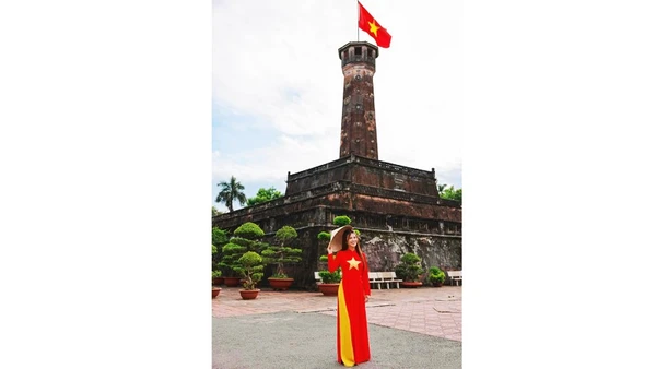 Xuống phố với thời trang yêu nước