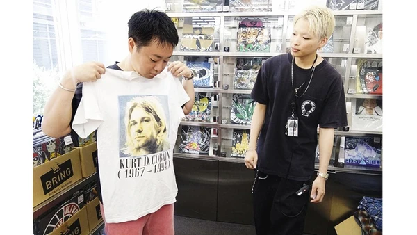 Áo phông vintage là món đồ được ưa chuộng tại các cửa hàng secondhand. Ảnh: KYODO NEWS