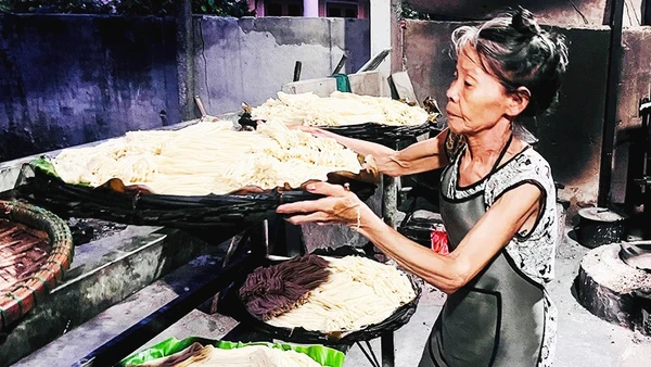 Lò làm sợi cao lầu của gia đình ông Trái đang hoàn thiện những khâu cuối cùng.