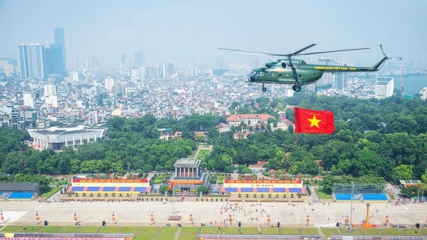 Biên đội trực thăng kéo cờ Tổ quốc bay ngang qua Quảng trường Ba Đình sáng 24/8.