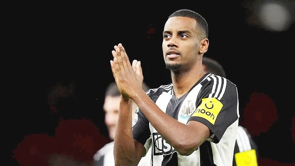 Nếu chiêu mộ được Alexander Isak, Liverpool có thể thiết lập kỷ lục thế giới mới về tổng giá trị chuyển nhượng trong một mùa.