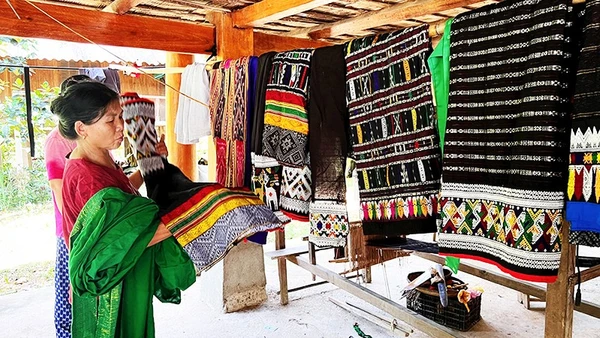 Giữ khung dệt, giữ hồn bản mường