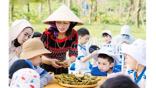 Workshop làm bánh sừng trâu của đồng bào Cơ Tu thu hút nhiều trường học cho học sinh tham gia trải nghiệm.