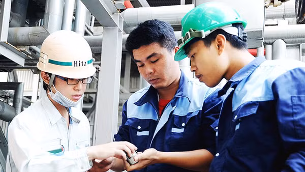 Chuyên gia Nhật Bản hỗ trợ lắp đặt Nhà máy điện rác Nam Sơn. Ảnh: NAM ANH