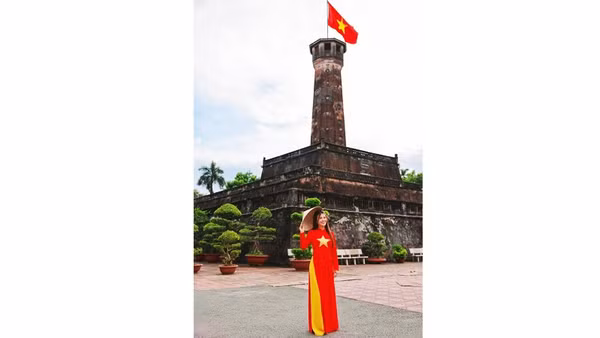 Xuống phố với thời trang yêu nước