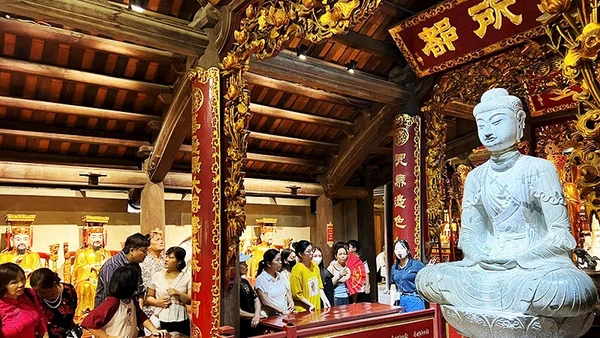 Du khách tham quan chùa Phật Tích, ngắm bảo vật quốc gia - Tượng Phật A Di Đà.