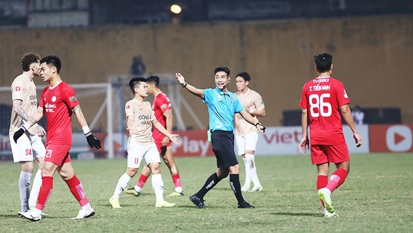 Cần chú trọng công tác bảo vệ sức khỏe và an toàn cho đội ngũ trọng tài. Ảnh: LÊ MINH