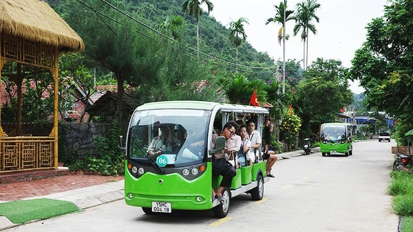 Xe điện phục vụ du khách tại đặc khu Cát Bà (Hải Phòng). Ảnh: KHIẾU MINH