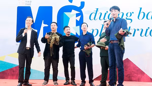 Trần Nhật Minh (ngoài cùng bên trái) cùng các đồng nghiệp đọc thơ trên Sân thơ Trẻ - Ngày thơ Việt Nam 2019. Ảnh: THÀNH DUY