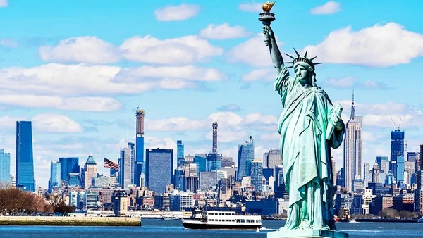 Tượng Nữ thần Tự do trước cảng New York. Ảnh: NOMADIC MATT