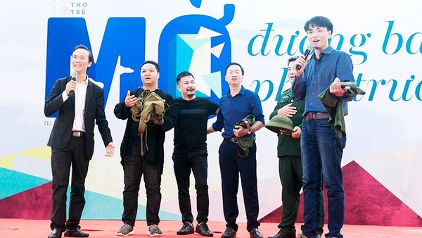 Trần Nhật Minh (ngoài cùng bên trái) cùng các đồng nghiệp đọc thơ trên Sân thơ Trẻ - Ngày thơ Việt Nam 2019. Ảnh: THÀNH DUY