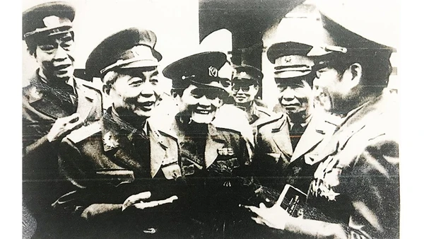 Hà Nội ngày 13/3/1984, Hội nghị khoa học lịch sử "30 năm Chiến thắng Điện Biên Phủ". Các đồng chí: Đại tướng Võ Nguyên Giáp (hàng đầu từ trái sang), Trung tướng Nam Long (Sư đoàn 304, sau Đại tướng), Trung tướng Phạm Hồng Sơn (Sư đoàn 308), Trung tướng Nguyễn Hữu An (Sư đoàn 316)... hỏi chuyện Đại tá Tạ Quốc Luật (Sư đoàn 312, bên phải) về việc bắt sống tướng De Casterie ngày 7/5/1954 và kéo cờ chiến thắng toàn mặt trận Điện Biên Phủ. Ảnh gia đình cung cấp