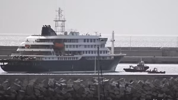 Tàu du lịch MV Hondius neo tại cảng Granadilla trên đảo Tenerife (Tây Ban Nha) để tiến hành sơ tán hành khách, sau khi bùng phát các ca bệnh liên quan đến virus Hanta, ngày 10/5/2026. (Ảnh: THX/TTXVN)