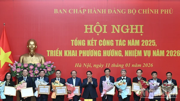 Thủ tướng Phạm Minh Chính, Bí thư Đảng ủy Chính phủ trao tặng Bằng khen cho các tập thể thuộc Đảng bộ Chính phủ.
