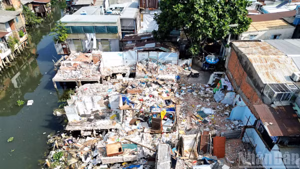 Nhiều hộ dân tháo dỡ nhà cửa để phục vụ dự án cải tạo tuyến kênh ô nhiễm dài gần 9km.