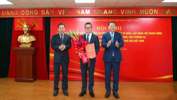Đồng chí Lê Quốc Minh, Ủy viên Ban Chấp hành Trung ương Đảng, Ủy viên Ban Chấp hành Đảng bộ Mặt trận Tổ quốc các Đoàn thể Trung ương, Tổng Biên tập Báo Nhân Dân, Chủ tịch Hội Nhà báo Việt Nam nhận quyết định giữ chức Bí thư Đảng ủy Cơ quan trung ương Hội Nhà báo Việt Nam nhiệm kỳ 2025-2030.
