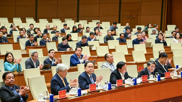 Chủ tịch Quốc hội Trần Thanh Mẫn, các Phó Chủ tịch Quốc hội và các đại biểu dự hội nghị. (Ảnh: DUY LINH)