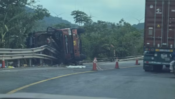 Hiện trường vụ tai nạn xảy ra trên Quốc lộ 9 đoạn qua xã Đakrông, tỉnh Quảng Trị khiến 3 người tử vong.