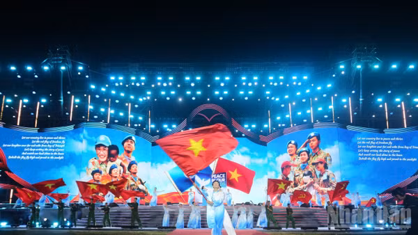 Một tiết mục biểu diễn nghệ thuật trong đêm khai mạc Lễ hội Vì hòa bình 2026.