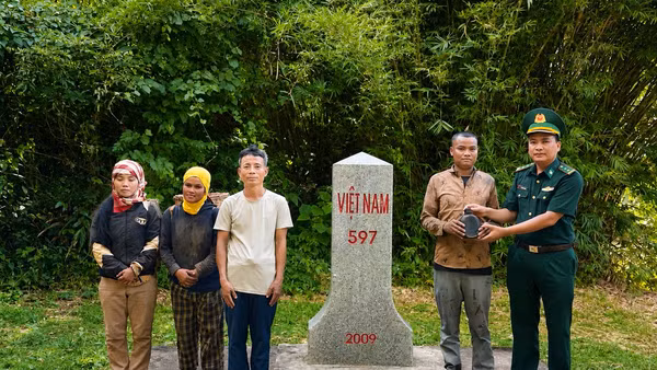 Đồn Biên phòng Hướng Phùng tiếp nhận di vật và thông tin mộ liệt sĩ từ gia đình ông Hồ Văn Vang.