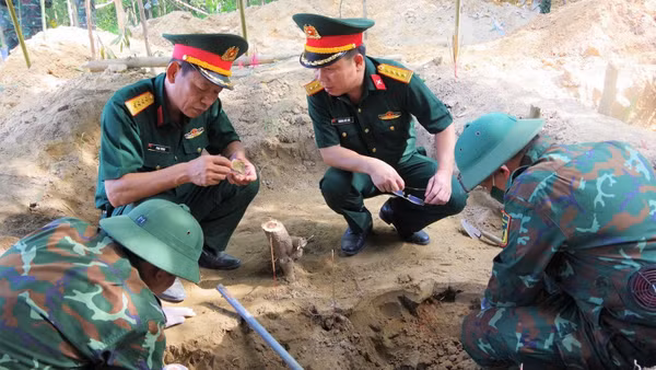 Lực lượng chức năng đang mở rộng tìm kiếm hài cốt liệt sĩ tại khu vực Câu Nhi, xã Nam Hải Lăng, tỉnh Quảng Trị. (Ảnh: XUÂN DIỆN)