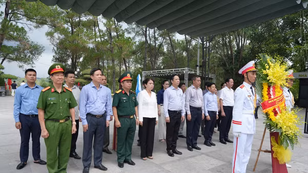Các đại biểu dâng hoa tri ân các anh hùng liệt sĩ tại Nghĩa trang liệt sĩ quốc gia Trường Sơn.