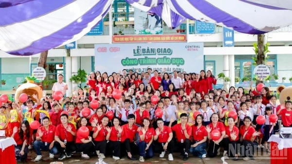 Niềm vui của các em học sinh và thầy cô nhà trường trong ngày nhận bàn giao công trình giáo dục từ Tập đoàn Central Retail Việt Nam.