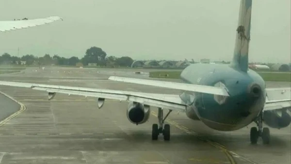 Cục Hàng không Việt Nam đã chỉ đạo, yêu cầu tạm dừng khai thác 5 cảng hàng không khu vực miền trung từ chiều ngày 6/11, trong khoảng thời gian từ chiều 6/11 đến sáng 7/11/2025 (giờ địa phương), tùy theo diễn biến cụ thể của bão.