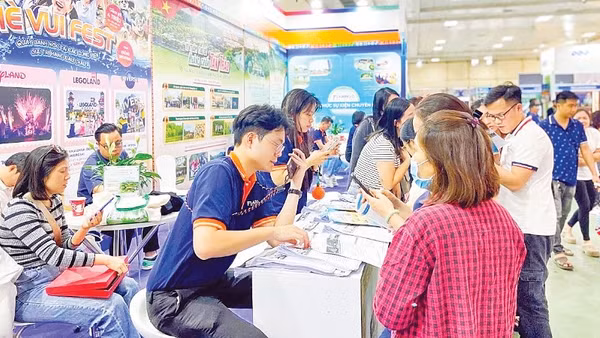 Du khách tham quan, mua sắm dịch vụ tại Hội chợ VITM Hà Nội 2025. (Ảnh: HẢI NAM)