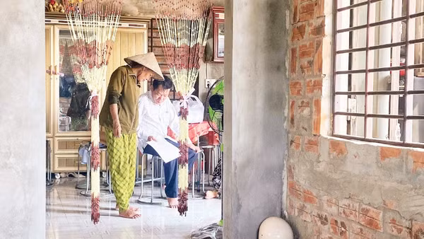 Giấy chứng nhận quyền sử dụng đất được các thành viên gia đình anh Luật chuyền tay xem, sau hơn 30 năm chờ đợi.