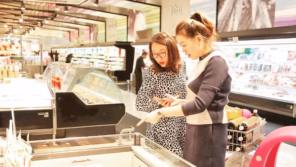 Người tiêu dùng mua sắm hàng hóa tại siêu thị AEON Mall Long Biên, Hà Nội. (Ảnh ĐĂNG ANH)