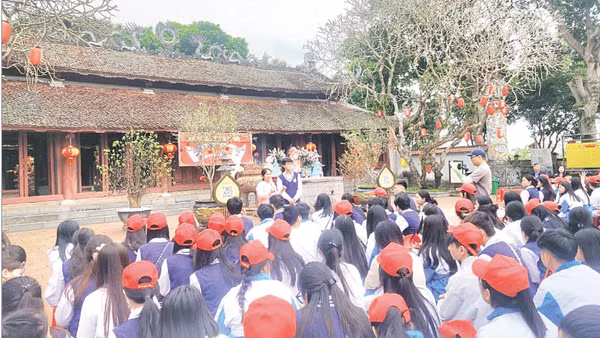 Học sinh tìm hiểu tại Văn Miếu Mao Điền (thành phố Hải Phòng).