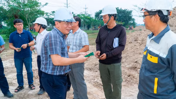 Chủ tịch Hội đồng thành viên EVNSPC Lê Văn Trang thăm và động viên cán bộ, kỹ sư, công nhân thi công tại dự án điện dịp Lễ 30/4 và 1/5.