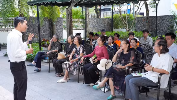 Cán bộ công ty Điện lực Sài Gòn tuyên truyền về tiết kiệm điện đến các hộ dân trên địa bàn phường Sài Gòn. (Ảnh: THANH THIỆN)