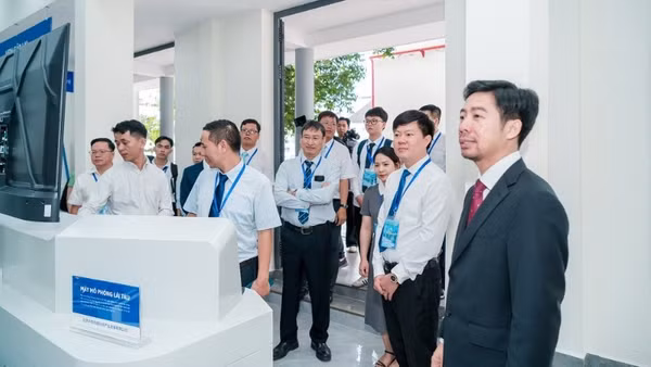Lãnh đạo UTH và các đại biểu tham quan Phòng mô phỏng Điều khiển và Khai thác đường sắt tốc độ cao.