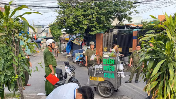 Công an phường Long Trường ra quân xử lý các trường hợp buôn bán lấn chiếm lòng, lề đường. 