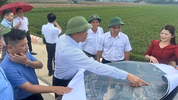 Lãnh đạo Hiệp hội Doanh nghiệp tỉnh Điện Biên cùng đại diện nhà đầu tư khảo sát thực địa tại địa điểm được xã Thanh Yên kêu gọi đầu tư dự án nhà ở xã hội. (Ảnh: LÊ LAN)