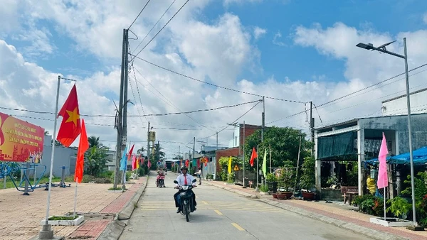 Nhờ Trung ương và tỉnh quan tâm hỗ trợ, cùng với sự nỗ lực của Đảng bộ và nhân dân, hôm nay các tuyến đường nông thôn ở Hưng Hội - xã có gần 30% đồng bào Khmer đã thật sự "thay da đổi thịt", ngày một khởi sắc. (Ảnh: TRỌNG DUY)